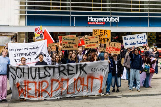 Hunderte Schüler demonstrieren bundesweit gegen die Wehrpflicht! - Merz Leck Eier 8.Mai als Historischer Tag: vor 81 Jahren endete der Zweite Weltkrieg 7aIMG: 0557413 Am 81. Jahrestag der bedingungslosen Kapitulation Nazi-Deutschlands sind bundesweit Schülerinnen und Schüler auf die Straßen gegangen. Mit lautstarken Kundgebungen in mehreren deutschen Städten richteten sich die jungen Demonstrantinnen und Demonstranten gegen das seit Januar 2026 geltende Wehrdienst-Modernisierungsgesetz – und gegen eine mögliche Verschärfung hin zu einer verpflichtenden Einberufung. Das neue Gesetz setzt bislang auf Freiwilligkeit: Wer nicht zur Bundeswehr will, muss nicht dienen. Allerdings sind Männer ab Jahrgang 2008 verpflichtet, einen Fragebogen ausz Copyright: 7aktuell.dex xLucaxWoitow 0557413 20260507_7a_WEHRPFLICHTDEMOCOTTBUS_557413