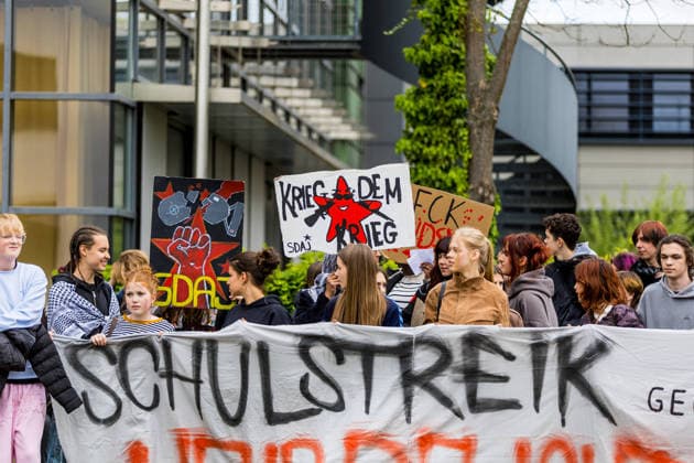 Hunderte Schüler demonstrieren bundesweit gegen die Wehrpflicht! - Merz Leck Eier 8.Mai als Historischer Tag: vor 81 Jahren endete der Zweite Weltkrieg 7aIMG: 0557414 Am 81. Jahrestag der bedingungslosen Kapitulation Nazi-Deutschlands sind bundesweit Schülerinnen und Schüler auf die Straßen gegangen. Mit lautstarken Kundgebungen in mehreren deutschen Städten richteten sich die jungen Demonstrantinnen und Demonstranten gegen das seit Januar 2026 geltende Wehrdienst-Modernisierungsgesetz – und gegen eine mögliche Verschärfung hin zu einer verpflichtenden Einberufung. Das neue Gesetz setzt bislang auf Freiwilligkeit: Wer nicht zur Bundeswehr will, muss nicht dienen. Allerdings sind Männer ab Jahrgang 2008 verpflichtet, einen Fragebogen ausz Copyright: 7aktuell.dex xLucaxWoitow 0557414 20260507_7a_WEHRPFLICHTDEMOCOTTBUS_557414