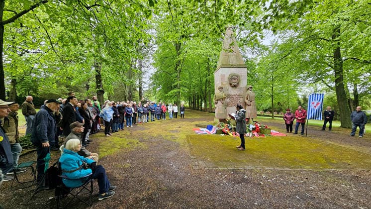 Gedenken_ Befreiung 08.05.2026 Chemnitz, Ehrenfriedhof, Gedenken Zum 81. Jahrestag der Befreiung vom Nationalsozialismus und Ende des 2. Weltkriges lädt die Vereinigung der Verfolgten des Naziregimes Chemnitz zum Gedenken auf den Sowjetischen Ehrenfriedhof ein ( Garnisionsfriedhof der Roten Armee, Richterweg 5) Hier liegen die sterblichen Überreste von mehr als tausend Soldaten. Es nahmen etwa 150 Personen an der Gedenkveranstaltung teil. Chemnitz Sachsen BRD