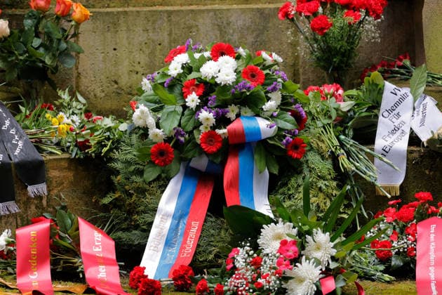 Gedenken_ Befreiung 08.05.2026 Chemnitz, Ehrenfriedhof, Gedenken Zum 81. Jahrestag der Befreiung vom Nationalsozialismus und Ende des 2. Weltkriges lädt die Vereinigung der Verfolgten des Naziregimes Chemnitz zum Gedenken auf den Sowjetischen Ehrenfriedhof ein ( Garnisionsfriedhof der Roten Armee, Richterweg 5) Hier liegen die sterblichen Überreste von mehr als tausend Soldaten. Es nahmen etwa 150 Personen an der Gedenkveranstaltung teil. Kranz der Russischen Botschaft Chemnitz Sachsen BRD