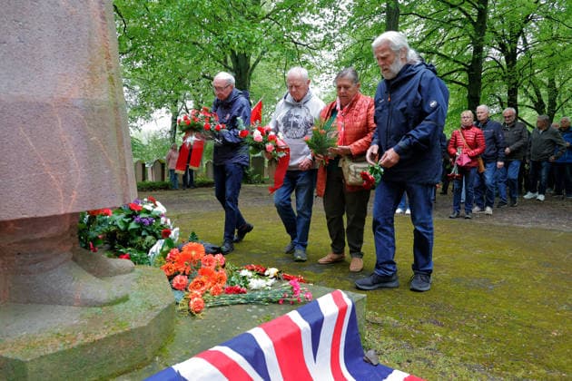 Gedenken_ Befreiung 08.05.2026 Chemnitz, Ehrenfriedhof, Gedenken Zum 81. Jahrestag der Befreiung vom Nationalsozialismus und Ende des 2. Weltkriges lädt die Vereinigung der Verfolgten des Naziregimes Chemnitz zum Gedenken auf den Sowjetischen Ehrenfriedhof ein ( Garnisionsfriedhof der Roten Armee, Richterweg 5) Hier liegen die sterblichen Überreste von mehr als tausend Soldaten. Es nahmen etwa 150 Personen an der Gedenkveranstaltung teil. Chemnitz Sachsen BRD