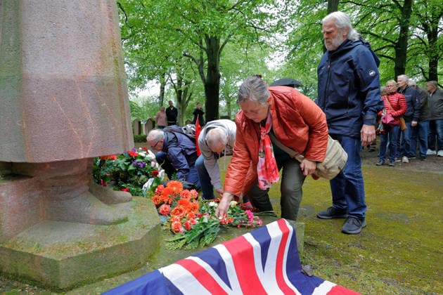Gedenken_ Befreiung 08.05.2026 Chemnitz, Ehrenfriedhof, Gedenken Zum 81. Jahrestag der Befreiung vom Nationalsozialismus und Ende des 2. Weltkriges lädt die Vereinigung der Verfolgten des Naziregimes Chemnitz zum Gedenken auf den Sowjetischen Ehrenfriedhof ein ( Garnisionsfriedhof der Roten Armee, Richterweg 5) Hier liegen die sterblichen Überreste von mehr als tausend Soldaten. Es nahmen etwa 150 Personen an der Gedenkveranstaltung teil. Chemnitz Sachsen BRD