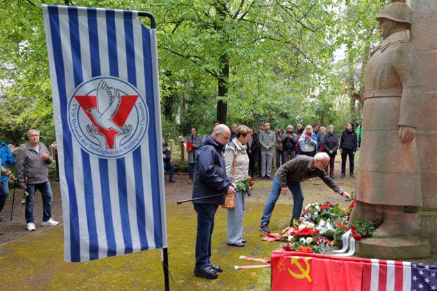 Gedenken_ Befreiung 08.05.2026 Chemnitz, Ehrenfriedhof, Gedenken Zum 81. Jahrestag der Befreiung vom Nationalsozialismus und Ende des 2. Weltkriges lädt die Vereinigung der Verfolgten des Naziregimes Chemnitz zum Gedenken auf den Sowjetischen Ehrenfriedhof ein ( Garnisionsfriedhof der Roten Armee, Richterweg 5) Hier liegen die sterblichen Überreste von mehr als tausend Soldaten. Es nahmen etwa 150 Personen an der Gedenkveranstaltung teil. Chemnitz Sachsen BRD