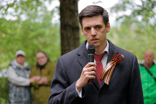 Gedenken_ Befreiung 08.05.2026 Chemnitz, Ehrenfriedhof, Gedenken Zum 81. Jahrestag der Befreiung vom Nationalsozialismus und Ende des 2. Weltkriges lädt die Vereinigung der Verfolgten des Naziregimes Chemnitz zum Gedenken auf den Sowjetischen Ehrenfriedhof ein ( Garnisionsfriedhof der Roten Armee, Richterweg 5) Hier liegen die sterblichen Überreste von mehr als tausend Soldaten. Es nahmen etwa 150 Personen an der Gedenkveranstaltung teil. Der 2. Sekretär der Russischen Botschaft, Alexej Skosyrev, spricht zu den Anwesenden. Chemnitz Sachsen BRD