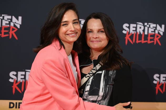 Amira Aly und ihre Mutter Mirjam Svetnik kommt zur Deutschland Premiere von Serienkiller - Die True Crime Ausstellung
