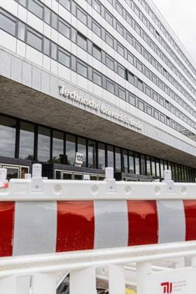 Technische Universität Berlin: Die Universität leidet unter vielen maroden Gebäuden. Am heutigen Tage wurde das Hauptgebäude der TU Berlin bis auf Weiteres geschlossen. Auf dem Bild: Eine Baustelle direkt vor dem Hauptgebäude.