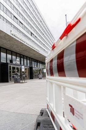 Technische Universität Berlin: Die Universität leidet unter vielen maroden Gebäuden. Am heutigen Tage wurde das Hauptgebäude der TU Berlin bis auf Weiteres geschlossen. Auf dem Bild: Eine Baustelle direkt vor dem Hauptgebäude.