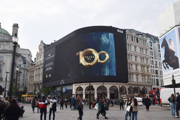 May 8, 2026, London, England, United Kingdom: The Piccadilly Lights screen in Piccadilly Circus displays a tribute from BBC as broadcaster, writer, conservationist and natural historian David Attenborough turns 100. London United Kingdom - ZUMAv130 20260508_zip_v130_001 Copyright: xVukxValcicx