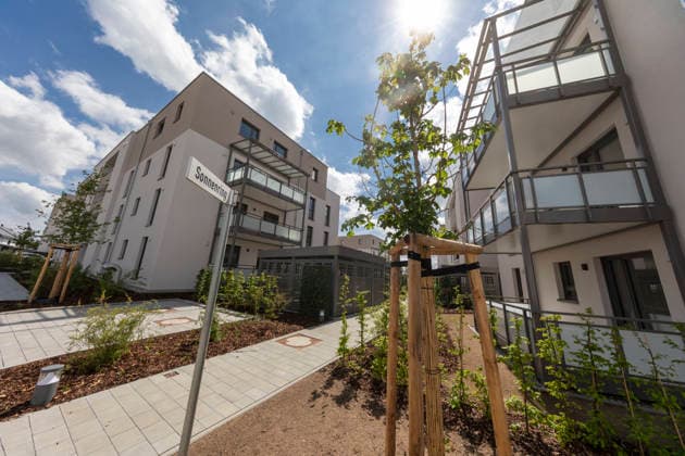 Reportage 08.05.2026 Schlüsselübergabe von 92 geförderter Wohnung für rund 300 Bewohnern in vier Gebäuden der BayernHeim in der 4000 Einwohner Gemeinde Heßdorf Besiedlung im Sonnenschein am Sonnenring mit Bepflanzung Heßdorf, Mittelfranken Bayern Deutschland