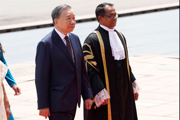 Vietnam President in Sri Lanka Vietnamese President (L) arrives at Sri Lanka s parliament in Colombo, Sri Lanka. Colombo Sri Lanka  Copyright: xMatrixxImages AkilaxJayawardenax