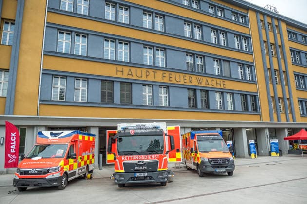 Einsatzkräfte der Feuerwehr Leipzig während des Florianstags 2026 in Leipzig. Die Veranstaltung stand unter dem Eindruck der Amokfahrt vom 4. Mai. Zu Beginn des Programms gedachten Feuerwehrleute, Rettungskräfte und Besucher der Opfer mit einer Schweigeminute. Florianstag