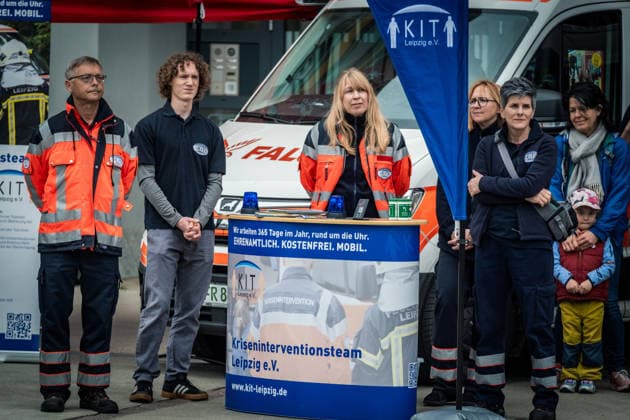 Einsatzkräfte der Feuerwehr Leipzig während des Florianstags 2026 in Leipzig. Die Veranstaltung stand unter dem Eindruck der Amokfahrt vom 4. Mai. Zu Beginn des Programms gedachten Feuerwehrleute, Rettungskräfte und Besucher der Opfer mit einer Schweigeminute. Florianstag