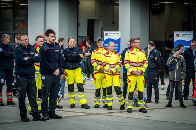 Einsatzkräfte der Feuerwehr Leipzig während des Florianstags 2026 in Leipzig. Die Veranstaltung stand unter dem Eindruck der Amokfahrt vom 4. Mai. Zu Beginn des Programms gedachten Feuerwehrleute, Rettungskräfte und Besucher der Opfer mit einer Schweigeminute. Florianstag