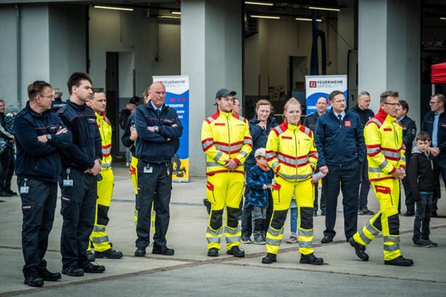 Einsatzkräfte der Feuerwehr Leipzig während des Florianstags 2026 in Leipzig. Die Veranstaltung stand unter dem Eindruck der Amokfahrt vom 4. Mai. Zu Beginn des Programms gedachten Feuerwehrleute, Rettungskräfte und Besucher der Opfer mit einer Schweigeminute. Florianstag