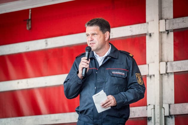 Einsatzkräfte der Feuerwehr Leipzig während des Florianstags 2026 in Leipzig. Die Veranstaltung stand unter dem Eindruck der Amokfahrt vom 4. Mai. Zu Beginn des Programms gedachten Feuerwehrleute, Rettungskräfte und Besucher der Opfer mit einer Schweigeminute. Axel Schuh Florianstag