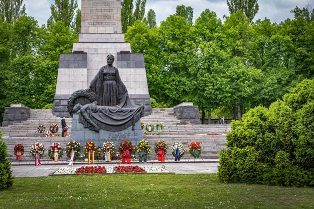 Berlin Pankow OT Schönholz; sowjetisches russisches Ehrenmal Schönholz in der Schönholzer Heide am 09. Mai 2026, Tag der Befreiung Kapitulation - 09.05.2026 Berlin
