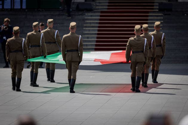 May 9, 2026, Budapest, Hungary: Soldiers ceremonially lower the flag of Hungary from the mast in front of the Parliament building in Budapest during the inauguration ceremony of Peter Magyar Budapest Hungary - ZUMAl194 20260509_zip_l194_030 Copyright: xMarekxLadzinskix