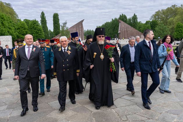 Sergej Jurjewitsch Netschajew, Botschafter Russlands in Deutschland am 9. Mai, dem Tag des Sieges, am Sowjetischen Ehrenmal im Treptower Park in Berlin-Treptow. Rechts neben dem Botschafter ein Vertreter der Russisch-Orthodoxen Kirche.