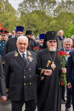Sergej Jurjewitsch Netschajew, Botschafter Russlands in Deutschland (links) am 9. Mai, dem Tag des Sieges, am Sowjetischen Ehrenmal im Treptower Park in Berlin-Treptow. Neben dem Botschafter ein Vertreter der Russisch-Orthodoxen Kirche.