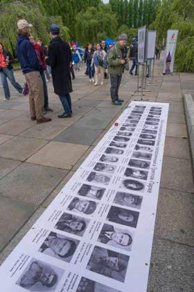 Fotos von gefallenen sowjetischen Soldaten am 9. Mai, dem Tag des Sieges, am Sowjetischen Ehrenmal im Treptower Park in Berlin-Treptow.