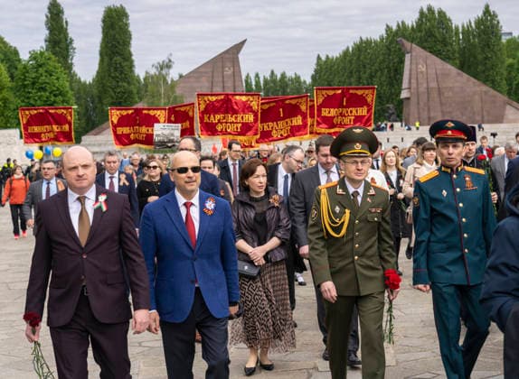 in Berlin lebende und arbeitende russische Bürger am 9. Mai, dem Tag des Sieges, am Sowjetischen Ehrenmal im Treptower Park in Berlin-Treptow. Die roten Fahnen weisen auf die verschiedenen sowjetischen Fronten im Krieg hin.