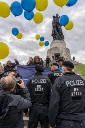 Protest mit Luftballons in den FNationafarben der Ukraine gegen den Ukrainekrieg Russlands am 9. Mai, dem Tag des Sieges, am Sowjetischen Ehrenmal im Treptower Park in Berlin-Treptow.
