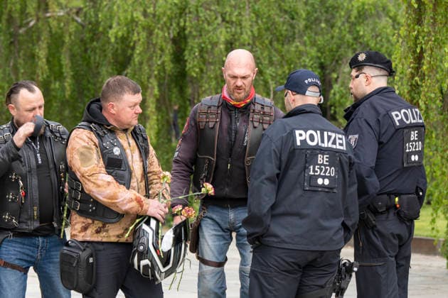 Gedenken am 9. Mai, dem Tag des Sieges, am Sowjetischen Ehrenmal im Treptower Park in Berlin-Treptow. Unter den Besuchern waren auch Biker, die mit dem Putin nahestehenden russischen Rockerclub Nachtwölfe sympatisieren. .