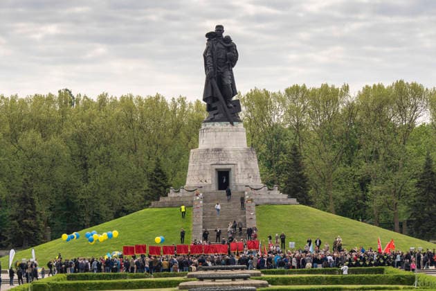 Gedenken am 9. Mai, dem Tag des Sieges, am Sowjetischen Ehrenmal im Treptower Park in Berlin-Treptow. Besucher mit blauen und gelben Luftballons, den Nationalfarben der Ukraine, protestieren gegen den Krieg Russlands in der Ukraine.