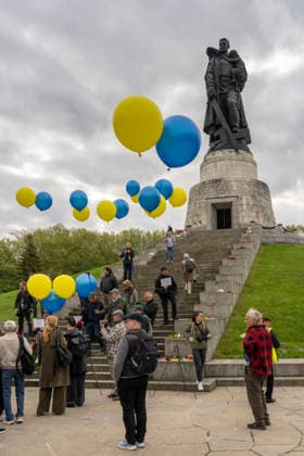 Protest mit Luftballons in den FNationafarben der Ukraine gegen den Ukrainekrieg Russlands am 9. Mai, dem Tag des Sieges, am Sowjetischen Ehrenmal im Treptower Park in Berlin-Treptow.