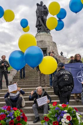 Protest mit Luftballons in den FNationafarben der Ukraine gegen den Ukrainekrieg Russlands am 9. Mai, dem Tag des Sieges, am Sowjetischen Ehrenmal im Treptower Park in Berlin-Treptow.