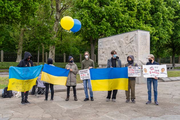 Protest mit Luftballons in den FNationafarben der Ukraine gegen den Ukrainekrieg Russlands am 9. Mai, dem Tag des Sieges, am Sowjetischen Ehrenmal im Treptower Park in Berlin-Treptow.