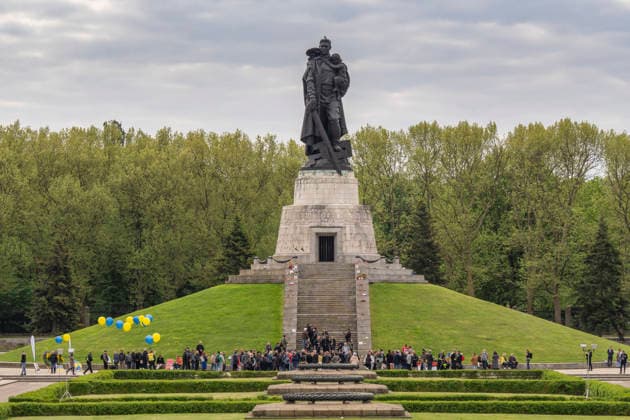 News Bilder des Tages Gedenken am 9. Mai, dem Tag des Sieges, am Sowjetischen Ehrenmal im Treptower Park in Berlin-Treptow. Besucher mit blauen und gelben Luftballons, den Nationalfarben der Ukraine, protestieren gegen den Krieg Russlands in der Ukraine.