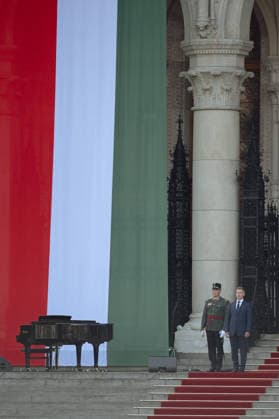 Lawmakers attend the inaugural session of the Hungarian Parliament BUDAPEST, HUNGARY - Péter Magyar, newly sworn in Prime Minister steps out in front of the crowd after today s inaugural session of the Hungarian Parliament, in Budapest, Hungary on 9 May 2026. Magyar Peter’s center-right Tisza party secured a decisive victory in the April 12 elections, winning 141 of the 199 parliamentary seats. Robert Nemeti Anadolu Budapest Hungary. Editorial use only. Please get in touch for any other usage.  Copyright: x2026xAnadoluxRobertxNemetix