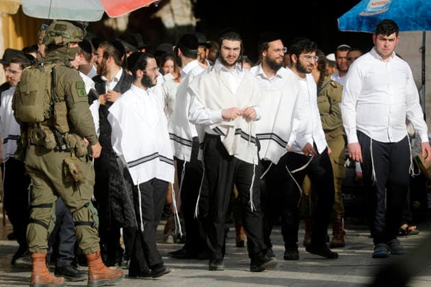 Israeli forces escort settlers through Hebron’s Old City Israeli forces patrol the Old City of Hebron in the occupied West Bank on May 09, 2026, during a tour by Israeli settlers through the area’s narrow alleys and old markets. The heavy deployment disrupted commercial activity and restricted the movement of Palestinian residents, as shops closed and streets emptied during the operation. Photo by Mamoun Wazwaz apaimages Hebron West Bank Palestinian Territory 090526_Hebron_MW_00(21) Copyright: xapaimagesxMamounxWazwazx xapaimagesx