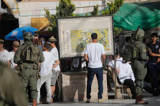 Israeli forces escort settlers through Hebron’s Old City Israeli forces patrol the Old City of Hebron in the occupied West Bank on May 09, 2026, during a tour by Israeli settlers through the area’s narrow alleys and old markets. The heavy deployment disrupted commercial activity and restricted the movement of Palestinian residents, as shops closed and streets emptied during the operation. Photo by Mamoun Wazwaz apaimages Hebron West Bank Palestinian Territory 090526_Hebron_MW_00(23) Copyright: xapaimagesxMamounxWazwazx xapaimagesx