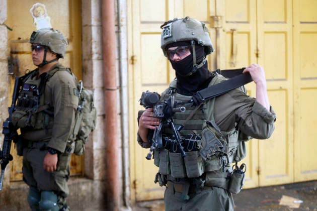 Israeli forces escort settlers through Hebron’s Old City Israeli forces patrol the Old City of Hebron in the occupied West Bank on May 09, 2026, during a tour by Israeli settlers through the area’s narrow alleys and old markets. The heavy deployment disrupted commercial activity and restricted the movement of Palestinian residents, as shops closed and streets emptied during the operation. Photo by Mamoun Wazwaz apaimages Hebron West Bank Palestinian Territory 090526_Hebron_MW_00(11) Copyright: xapaimagesxMamounxWazwazx xapaimagesx