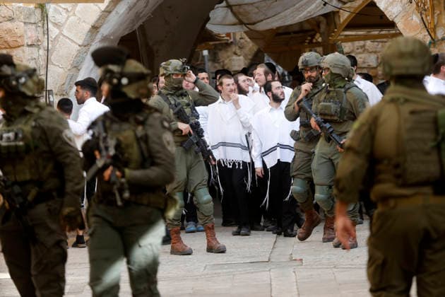 Israeli forces escort settlers through Hebron’s Old City Israeli forces patrol the Old City of Hebron in the occupied West Bank on May 09, 2026, during a tour by Israeli settlers through the area’s narrow alleys and old markets. The heavy deployment disrupted commercial activity and restricted the movement of Palestinian residents, as shops closed and streets emptied during the operation. Photo by Mamoun Wazwaz apaimages Hebron West Bank Palestinian Territory 090526_Hebron_MW_00(15) Copyright: xapaimagesxMamounxWazwazx xapaimagesx