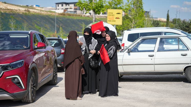 Protests Over Manifest Band Performance in Gaziantep Hundreds of demonstrators take part in a protest organized by 45 non-governmental organizations against a scheduled performance by the girl group Manifest. The demonstration, which saw some scuffles with security forces, was held to oppose the event on the grounds of preserving local conservative values and preventing social tension in Gaziantep, Turkey on May 09, 2026. Gaziantep Turkey Copyright: xMohammadxBashirxAldaherx