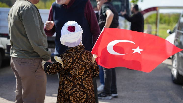 Protests Over Manifest Band Performance in Gaziantep Hundreds of demonstrators take part in a protest organized by 45 non-governmental organizations against a scheduled performance by the girl group Manifest. The demonstration, which saw some scuffles with security forces, was held to oppose the event on the grounds of preserving local conservative values and preventing social tension in Gaziantep, Turkey on May 09, 2026. Gaziantep Turkey Copyright: xMohammadxBashirxAldaherx