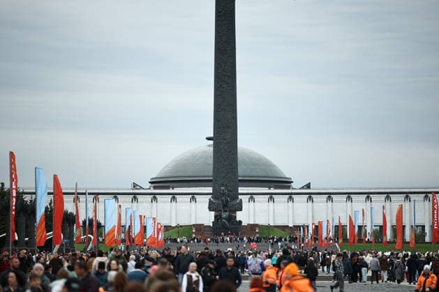 RUSSIA, MOSCOW - MAY 9, 2026: People visit Moscow s Poklonnaya Hill on Victory Day. Mikhail Tereshchenko TASS  92238787