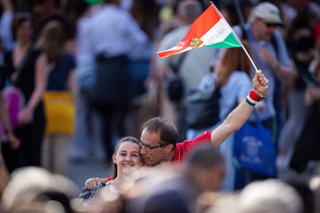 May 9, 2026, Budapest, Hungary: Young people express joy among the crowds gathered at Lajos Kossuth Square during the inauguration celebrations of Peter Magyar in Budapest Budapest Hungary - ZUMAl194 20260509_zip_l194_043 Copyright: xMarekxLadzinskix