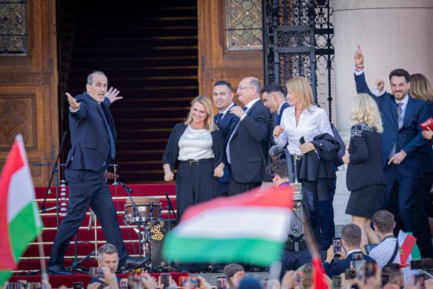 May 9, 2026, Budapest, Hungary: Zsolt Hegedus invites other politicians to join him in a dance on the steps of the Parliament building in Budapest following the inauguration ceremony of Peter Magyar. Budapest Hungary - ZUMAl194 20260509_zip_l194_057 Copyright: xMarekxLadzinskix