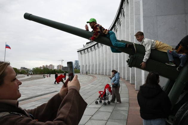 RUSSIA, MOSCOW - MAY 9, 2026: People visit Moscow s Poklonnaya Hill on Victory Day Moscow Russia  - ZUMAt113 20260509_zaa_t113_1685 Copyright: xMikhailxTereshchenkox