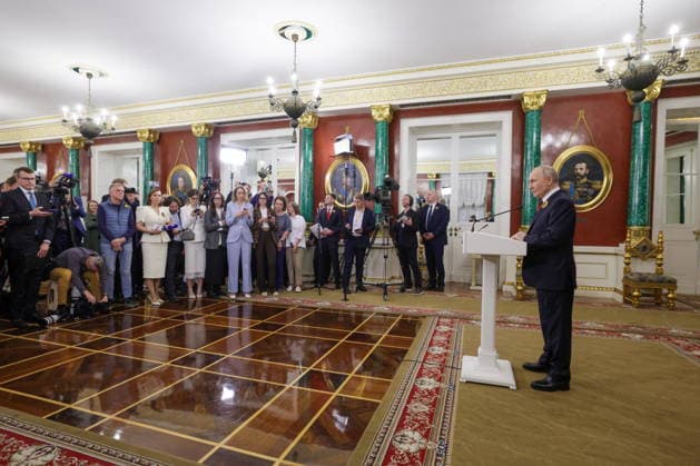 RUSSIA, MOSCOW - MAY 9, 2026: Russia s President Vladimir Putin (R) talks to journalists at the Moscow Kremlin. Gavriil Grigorov Russian Presidential Press and Information Office TASS  92241578
