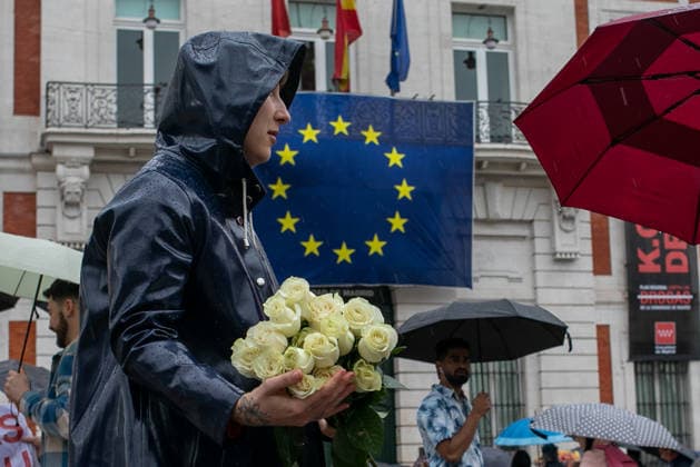 Serbian gathering, Students Win. in Madrid - 09 May 2026 A woman carries a bouquet of flowers with a European Union flag behind her during the demonstration. During a gathering of Serbian residents in Madrid s Puerta del Sol as part of the global action The Diaspora Decides, STUDENTS WIN! to alert the international community to the deep institutional and democratic crisis in Serbia. The slogan Students Win! (Studenti pobedili) has become a rallying cry for youth groups demanding a review of democratic transparency in the country. Madrid Spain Copyright: xDavidxCanalesx xSOPAxImagesx DCSerbiosSol260509-39