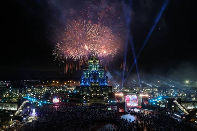 RUSSIA, MOSCOW REGION - MAY 9, 2026: Fireworks go off over the Main Cathedral of the Russian Armed Forces (Cathedral of the Resurrection of Christ) near Kubinka, west of Moscow, on Victory Day Russia  - ZUMAt113 20260509_zaa_t113_1806 Copyright: xSergeixFadeichevx
