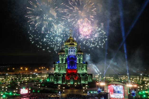 RUSSIA, MOSCOW REGION - MAY 9, 2026: Fireworks go off over the Main Cathedral of the Russian Armed Forces (Cathedral of the Resurrection of Christ) near Kubinka, west of Moscow, on Victory Day Russia  - ZUMAt113 20260509_zaa_t113_1808 Copyright: xSergeixFadeichevx