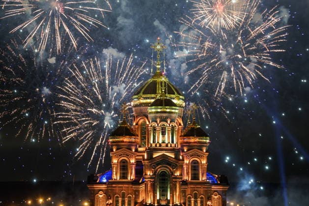 RUSSIA, MOSCOW REGION - MAY 9, 2026: Fireworks go off over the Main Cathedral of the Russian Armed Forces (Cathedral of the Resurrection of Christ) near Kubinka, west of Moscow, on Victory Day Russia  - ZUMAt113 20260509_zaa_t113_1810 Copyright: xSergeixFadeichevx