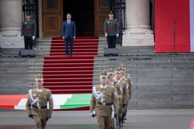 May 9, 2026, Budapest, Hungary: Peter Magyar watches the ceremonial bringing in and raising of the flag of Hungary at Lajos Kossuth Square in Budapest during the inauguration ceremony. Budapest Hungary  - ZUMAl194 20260509_zip_l194_065 Copyright: xMarekxLadzinskix