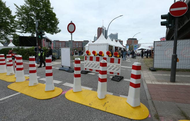 837. Hafengeburtstag Hamburg. Wie in jedem Jahr waren die Festivitäten an der Elbe auch in 2026 wieder an Anziehungspunkt für Hunderttausende von Menschen - darunter viele Touristen. Poller stehen vor dem Zugang zum Hafen am Baumwall. Altstadt Hamburg